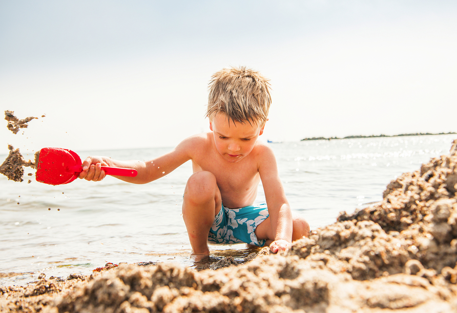 Am Strand können die Kinder Sandburgen bauen.