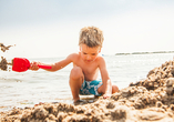 Am Strand können die Kinder Sandburgen bauen.