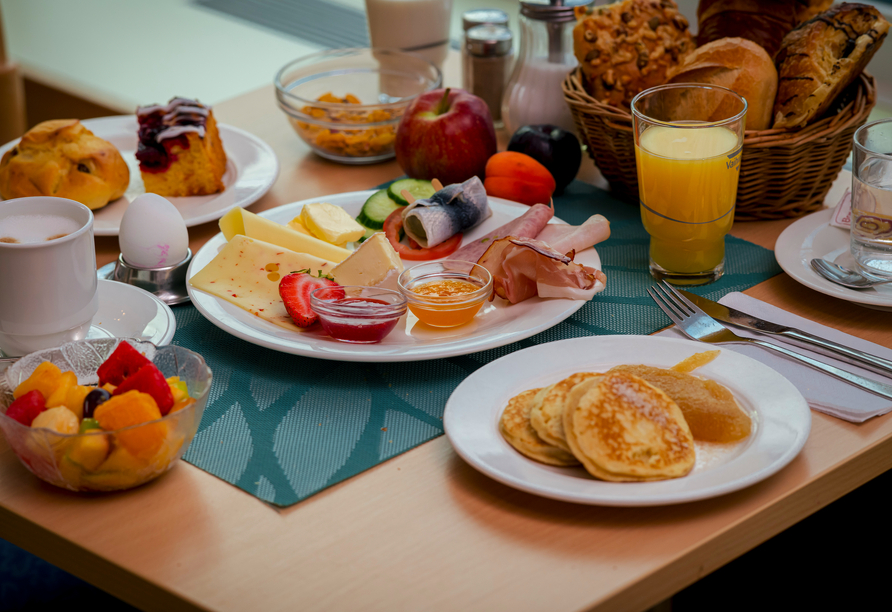 Starten Sie mit einem reichhaltigen Frühstück in den Tag.