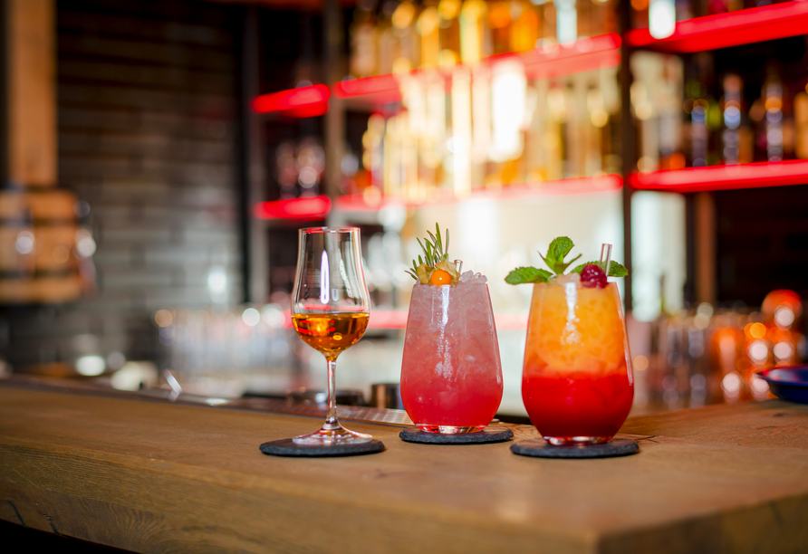 Genießen Sie ein kühles Getränk an der Bar.