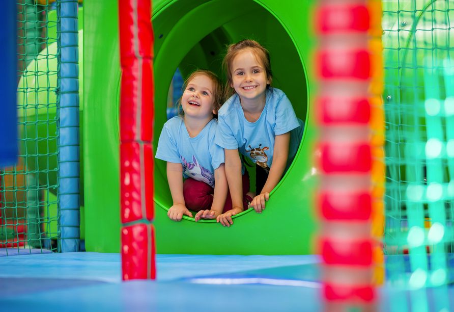 Die Kleinen Hotelgäste können im Indoor-Spaßpark Funhalla toben.