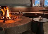 Genießen Sie Ihre Auszeit mit einem Glas Wein am gemütlichen Kamin.