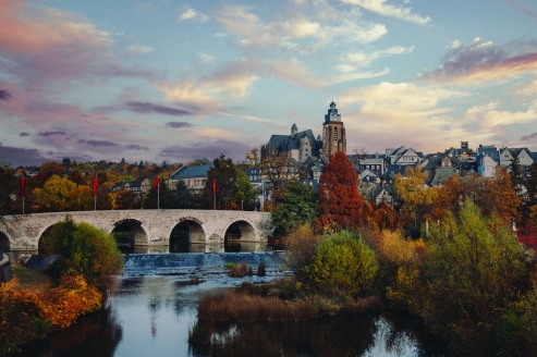 Die historische Lahnbrücke in Wetzlar an einem stimmungsvollen Herbstabend.