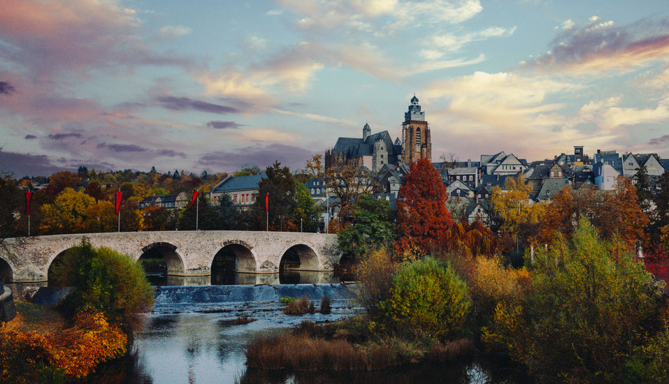 Die historische Lahnbrücke in Wetzlar an einem stimmungsvollen Herbstabend.