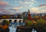 Die historische Lahnbrücke in Wetzlar an einem stimmungsvollen Herbstabend.