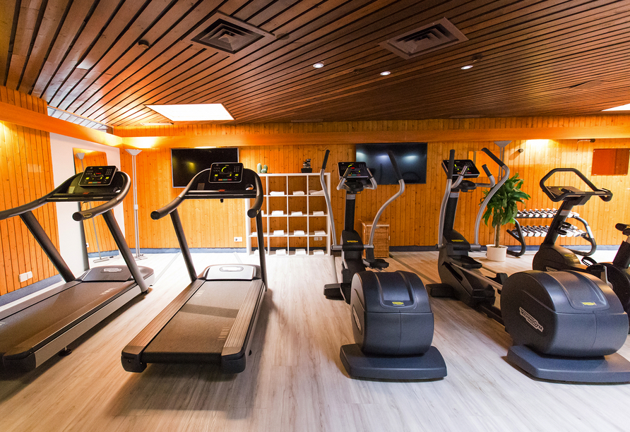 Für die Aktiven steht ein Fitnessraum im Hotel bereit.