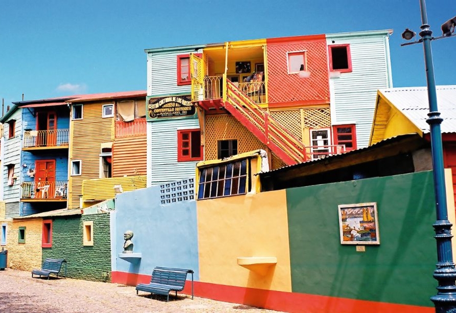 Bestaunen Sie darüber hinaus die bunten Häuser im Hafenviertel La Boca in Buenos Aires.