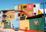 Bestaunen Sie darüber hinaus die bunten Häuser im Hafenviertel La Boca in Buenos Aires.