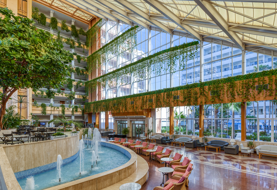 Das Hotel Playacapricho bietet eine schöne Lobby zum Verweilen.