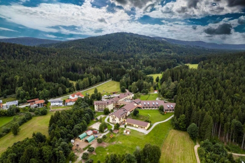 Ihr Hotel begrüßt Sie mitten in der herrlichen Naturlandschaft des Bayerischen Waldes.