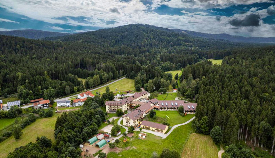 Ihr Hotel begrüßt Sie mitten in der herrlichen Naturlandschaft des Bayerischen Waldes.