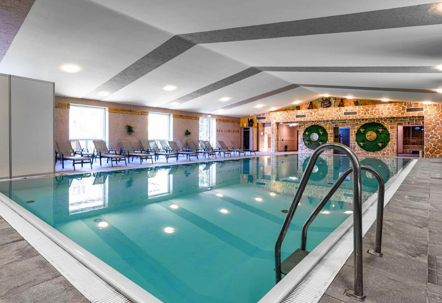 Drehen Sie ein paar Runden im Hallenbad des Hotels.