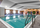 Drehen Sie ein paar Runden im Hallenbad des Hotels.