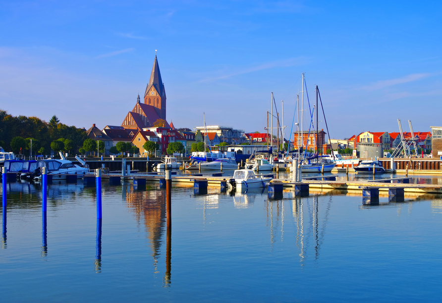 Spazieren Sie am zauberhaften Hafen von Barth entlang.