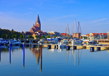 Spazieren Sie am zauberhaften Hafen von Barth entlang.