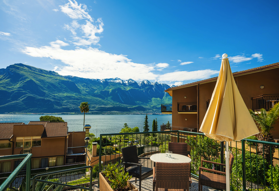 Genießen Sie den herrlichen Ausblick auf den Gardasee.
