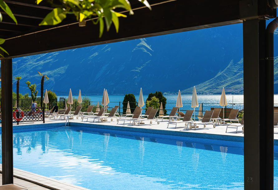 Ziehen Sie gemütlich Ihre Bahnen im Außenpool Ihres Hotels.