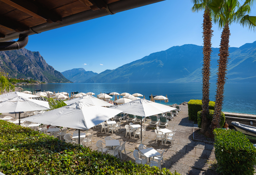 Auf der Terrasse können Sie das atemberaubende Panorama genießen.