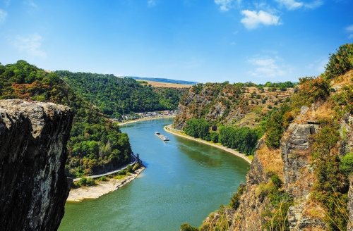 Erleben Sie auf Ihrer Flusskreuzfahrt die traumhaften Landschaften des Rheins.