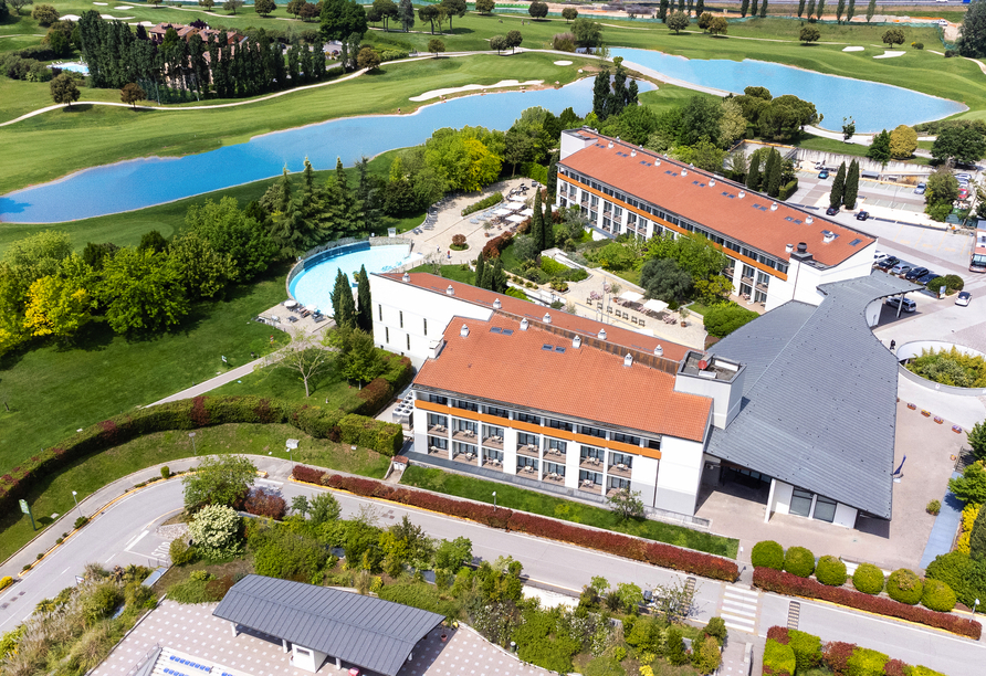 Luftansicht der großzügigen Anlage des Parc Hotels