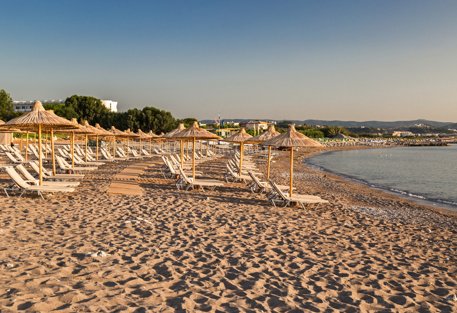 Der Strand von Kolymbia ist bekannt für seine geschützte, sandige Bucht und das kristallklare Wasser. 