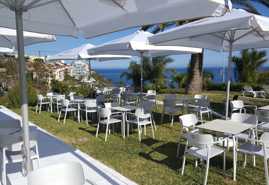 Im Außenbereich des Hotels können Sie wunderbar in der Sonne entspannen.