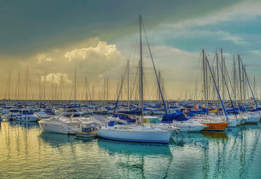 Der wunderschöne Yachthafen Puerto Marina ist der Mittelpunkt von Benalmádena.