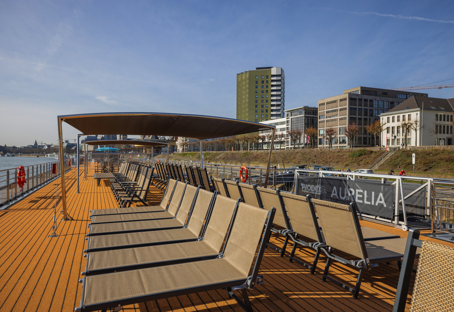 Genießen Sie die frische Brise auf dem großzügigen Sonnendeck.