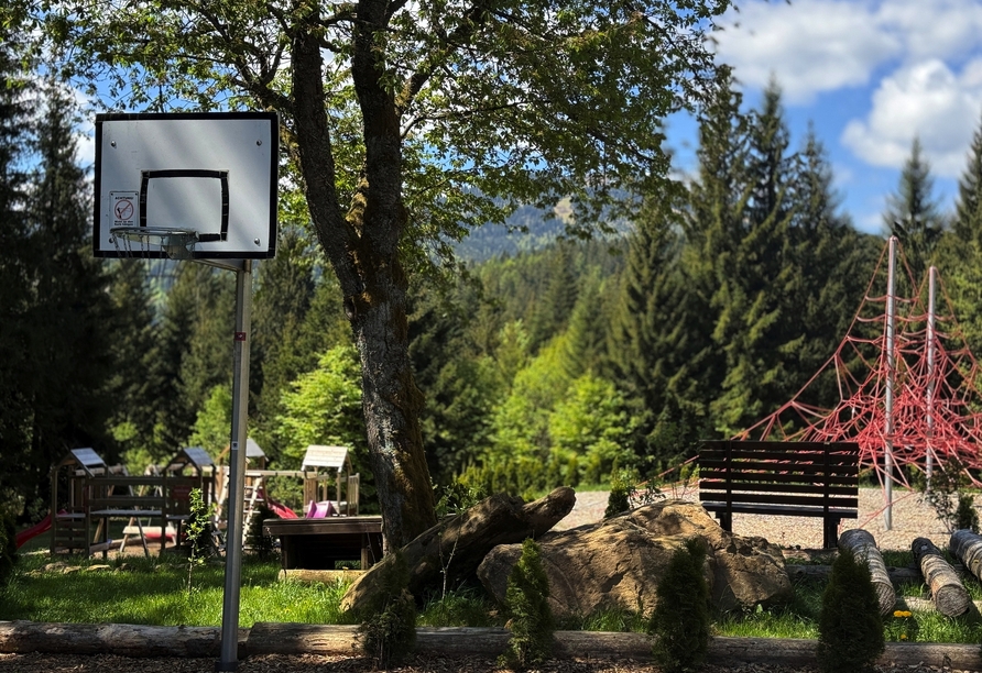Die kleinen Gäste kommen auf dem Spielplatz voll auf ihre Kosten.