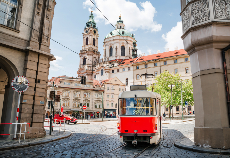 Erleben Sie Nostalgie pur in den Straßenbahnen von Prag.