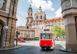 Erleben Sie Nostalgie pur in den Straßenbahnen von Prag.