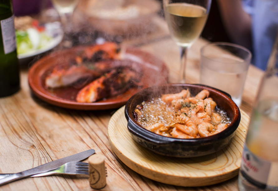 Zum perfekten Urlaub gehört auch die heimische Küche: Probieren Sie köstliche Tapas.