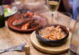 Zum perfekten Urlaub gehört auch die heimische Küche: Probieren Sie köstliche Tapas.