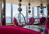 In der Lounge können Sie die Aussicht auf die winterliche Ostsee genießen. 