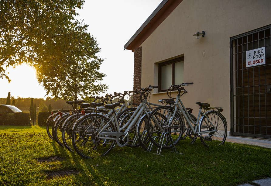 Leihen Sie sich ein Fahrrad im Hotel und erkunden Sie die Umgebung bis zum Gardasee auf zwei Rädern.