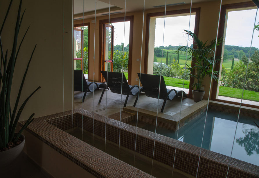 Entspannen Sie im modernen Wellnessbereich des Relais Corte Cavalli.