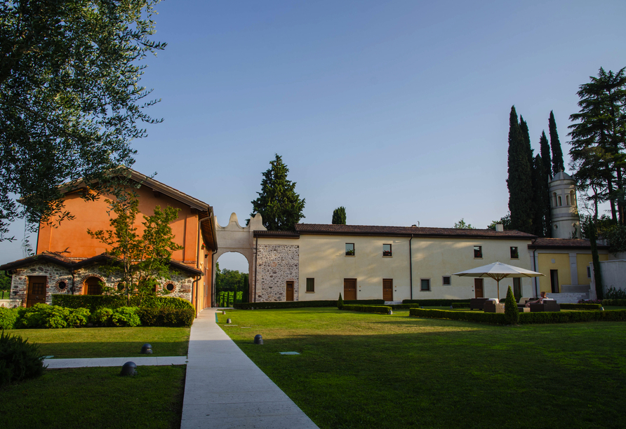 Das Relais Corte Cavalli erwartet Sie mit einem wunderschönen Anwesen mitten im Grünen.