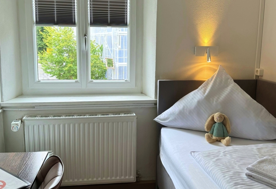 Auch im Einzelzimmer erwartet Sie ein kleiner Hase. 