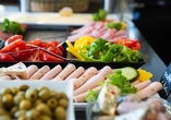 Bedienen Sie sich am Frühstücksbuffet.