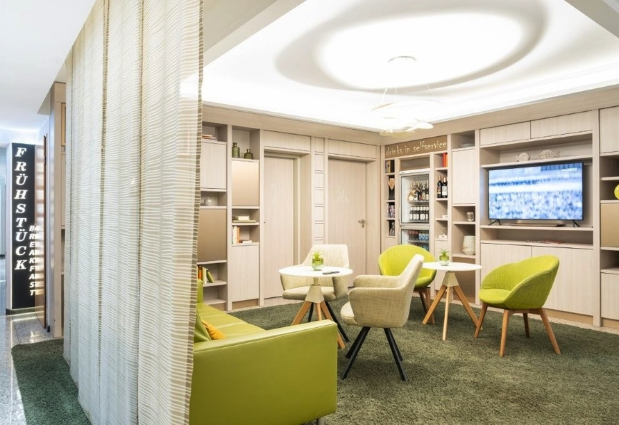 Machen Sie es sich in der Hotellobby gemütlich.