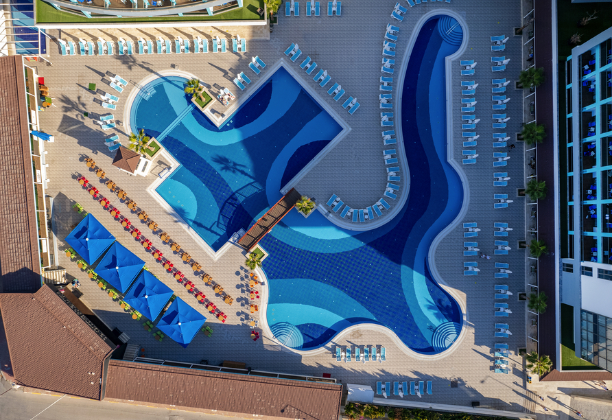 Genießen Sie die Sonne am Pool des Sensitive Premium Resort & Spa.