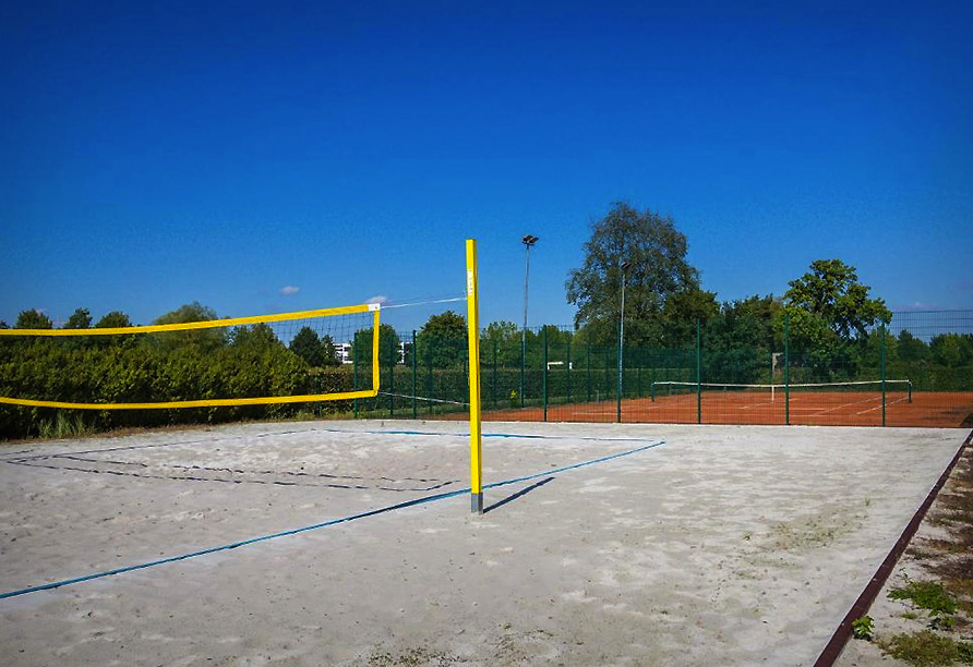 Freuen Sie sich auch auf den hauseigenen Tennisplatz.
