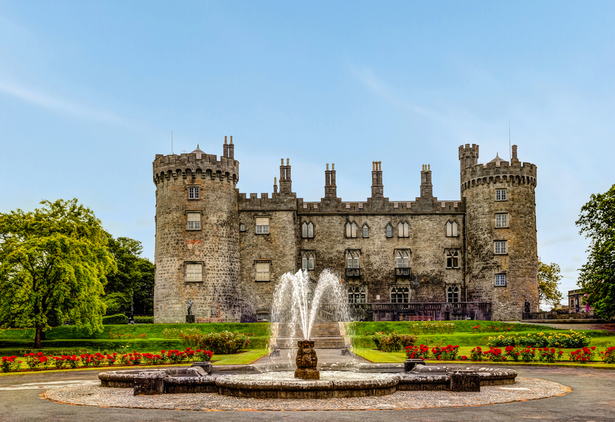 Die idyllische Stadt Kilkenny ist berühmt für ihre von Kletterpflanzen umrankte Burg. 