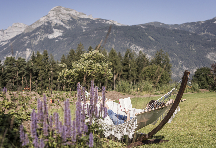 Genießen Sie entspannte Stunden mit Bergpanorama im Außenbereich des Hotels.