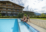 Für eine Abkühlung sorgt der Außenpool des Hotels Pirchnerhof.