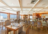 Nehmen Sie Platz im Restaurant des Hotels.