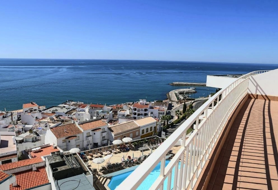 Der Ausblick vom Hotel auf den Atlantik wird Sie zum Staunen bringen.