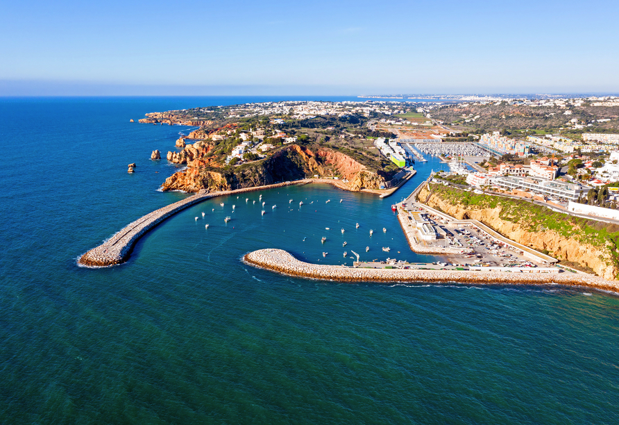Entdecken Sie den charmanten Hafen von Albufeira.