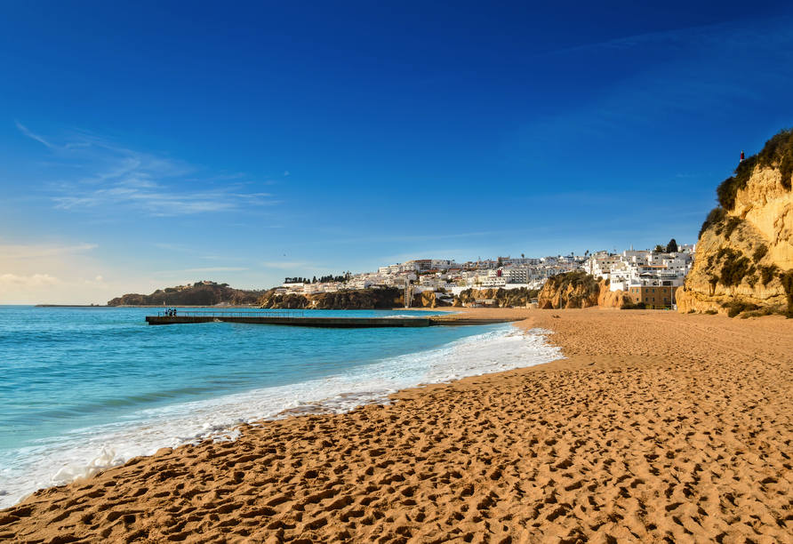 Tanken Sie Sonne am Strand von Albufeira.