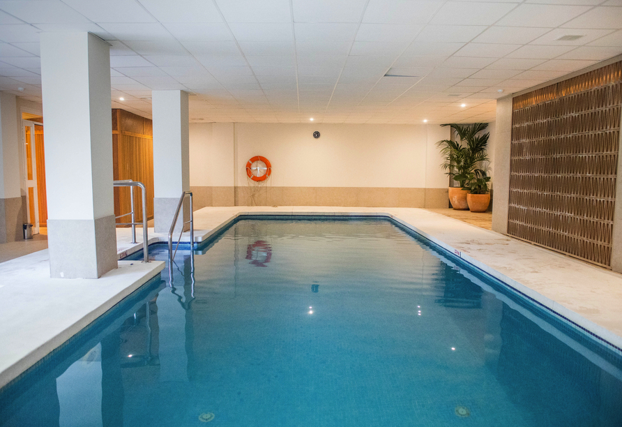 Im Hallenbad des Hotels können Sie Ihre Runden drehen.